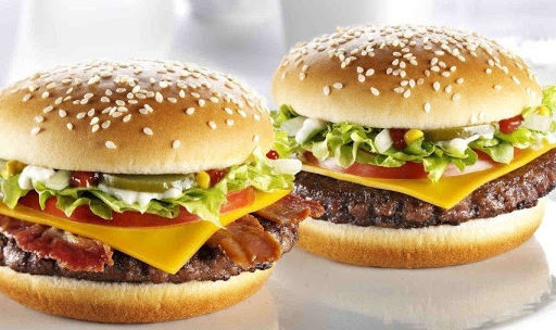 Счастливая еда Макдональдса: Держите чизбургер